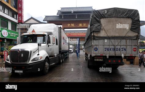 180118 Nanning Jan 18 2018 Trucks From Asean Countries Enter